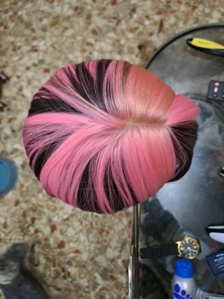Peluca larga rosa y negra con mechones seminatural