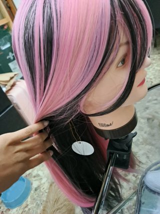 Peluca larga rosa y negra con mechones seminatural