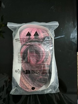 Peluca larga rosa y negra con mechones seminatural