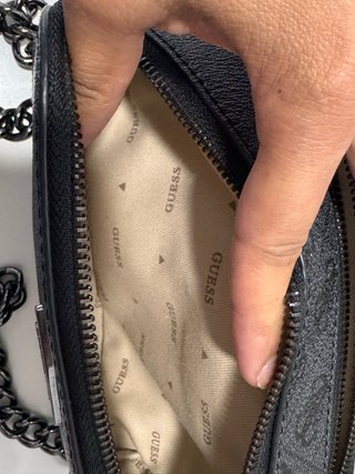 Bolso Guess gris con cadena.