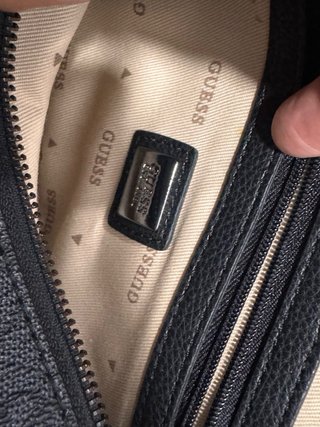 Bolso Guess gris con cadena.