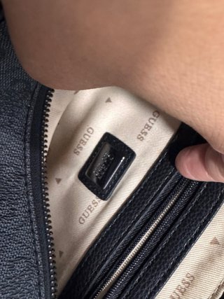 Bolso Guess gris con cadena.