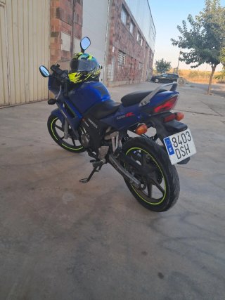Honda 125cc deportiva azul