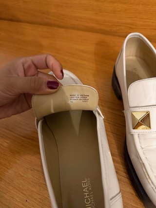 Mocasines Michael Kors Beige con Tachuelas Doradas