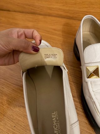 Mocasines Michael Kors Beige con Tachuelas Doradas