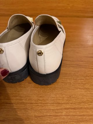 Mocasines Michael Kors Beige con Tachuelas Doradas