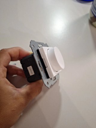 Regulador de luz blanco