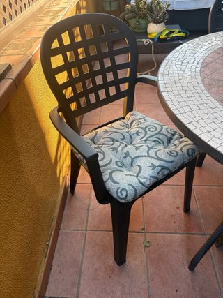 Mesa redonda jardín y 4 sillas.