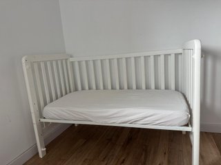 Cuna y colchón para bebé blanco