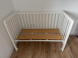 Cuna y colchón para bebé blanco