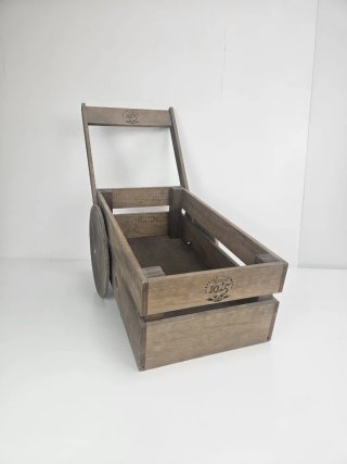 Carretilla de madera con ruedas