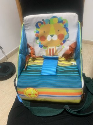 Trona portátil para bebé con diseño de león