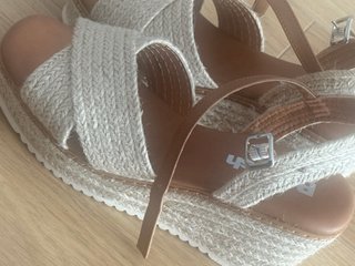 Sandalias cuña beige y marrón. Marca Refresh.