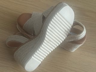 Sandalias cuña beige y marrón. Marca Refresh.