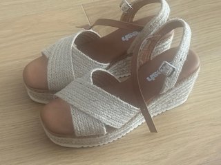 Sandalias cuña beige y marrón. Marca Refresh.