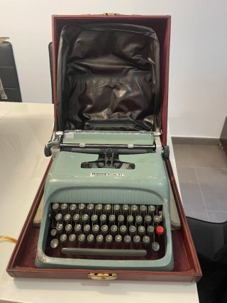 Máquina de escribir Olivetti Studio 44