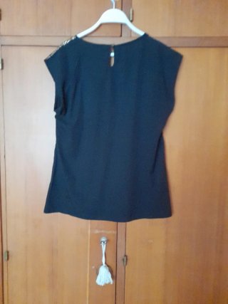 Camisa negra Lefties con hombros adornados