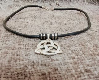 Colgante Trisqueta Plata y Cuero