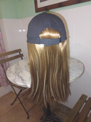 Gorra con peluca integrada