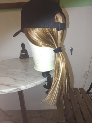 Gorra con peluca integrada