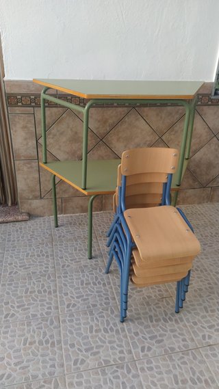 Mesa y sillas escolares infantiles