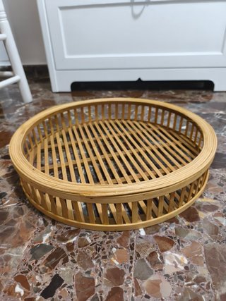 Mesa baja de caña y metal