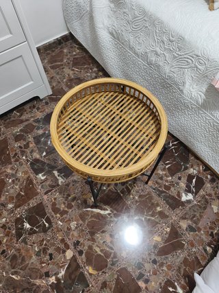 Mesa baja de caña y metal