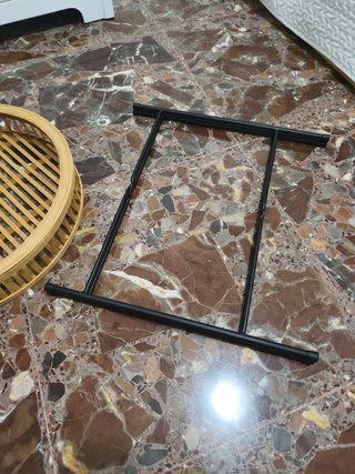 Mesa baja de caña y metal