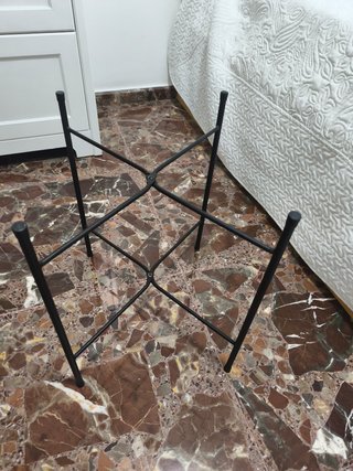 Mesa baja de caña y metal