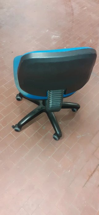 Sedia da ufficio blu e nera