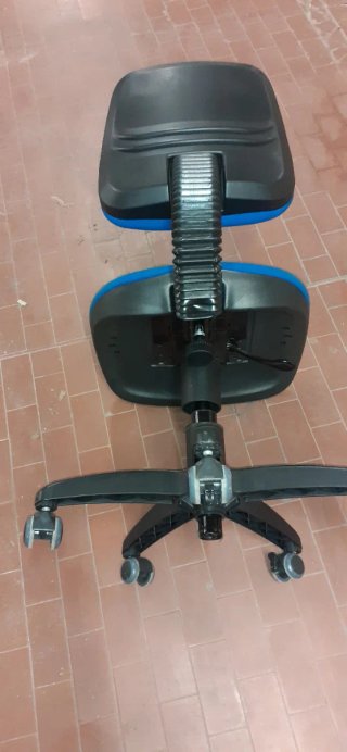 Sedia da ufficio blu e nera