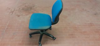 Sedia da ufficio blu e nera