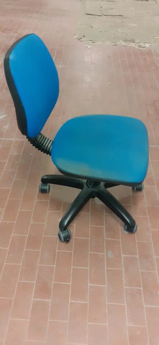 Sedia da ufficio blu e nera