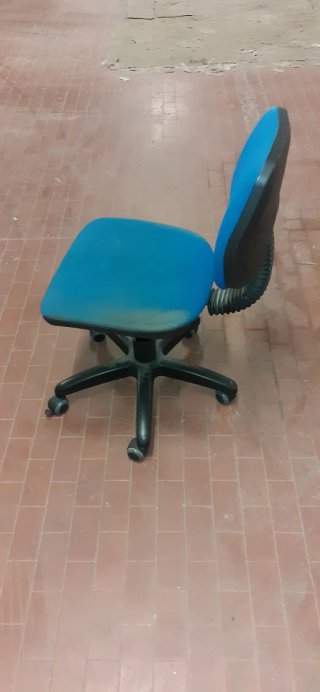 Sedia da ufficio blu e nera