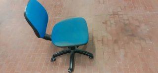 Sedia da ufficio blu e nera