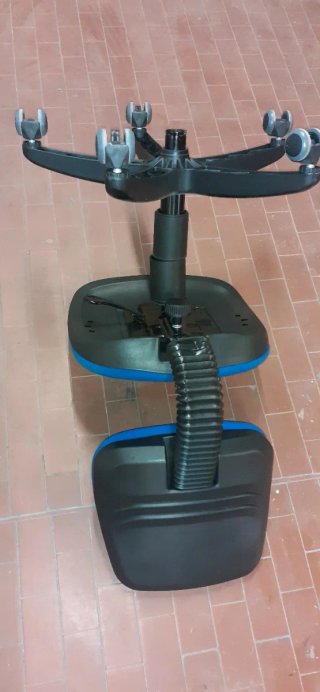 Sedia da ufficio blu e nera