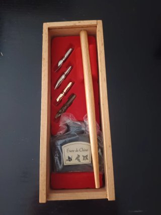 Set de plumas y plumillas sin estrenar.