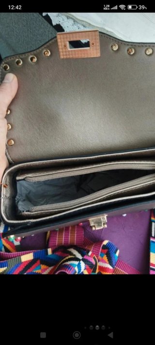 Bolso joya dorado con tachuelas y piedras