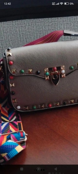 Bolso joya dorado con tachuelas y piedras