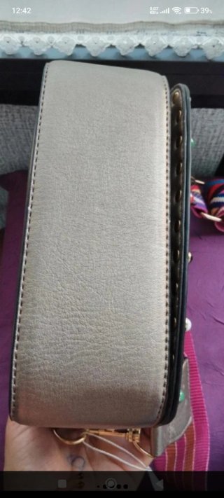 Bolso joya dorado con tachuelas y piedras