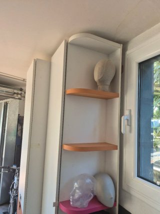 Armario de habitación blanco y naranja