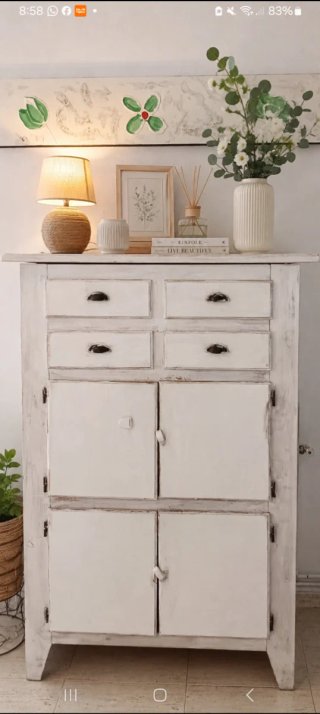 Mueble antiguo restaurado blanco envejecido