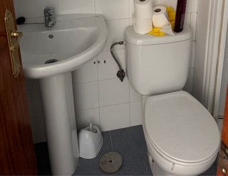 Lavabo y váter de cerámica