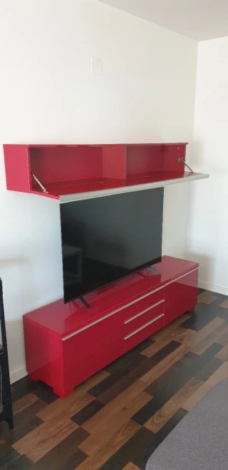 Mueble TV rojo con almacenaje