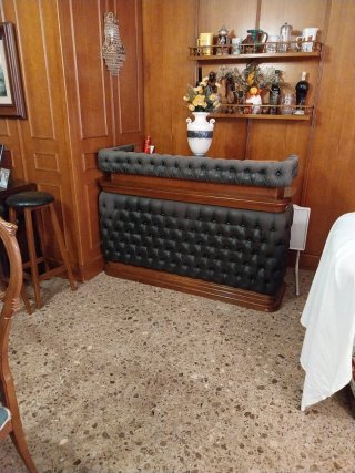 Barra de bar de cuero y madera