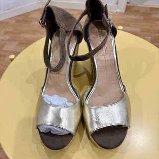 Sandalias cuña marca Oysho piel!