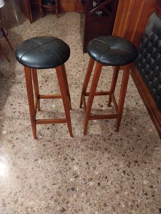 Banquetas de bar de cuero y madera