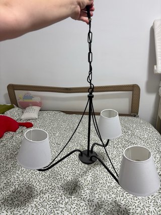 Lámpara Candelabro Negra con Pantallas Blancas