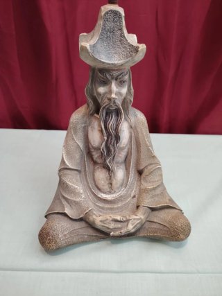 Figura antigua de Buda meditando estilo lampara