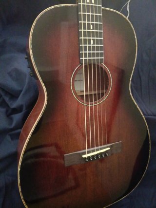Chitarra acustica parlor